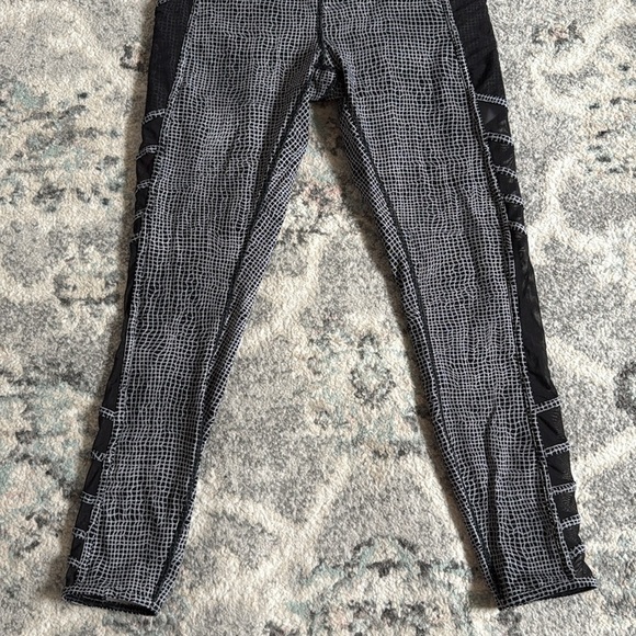 Lululemon Athletica Wild And Free Tight Fall Net White Black - Picture 3 of 12